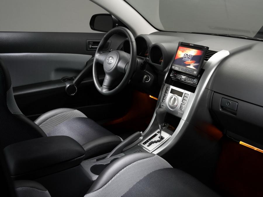 Интерьер Scion tC Saber 2005 года  (фото 2 из 7)
